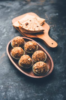 Roti, fıstık, kuru meyve ve jaggery ile yapılan artık chapati Laddu / Churma Laddoo veya Policha Ladu. seçici odaklama 
