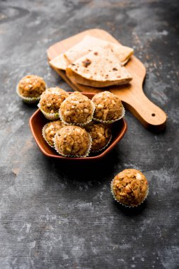 Roti, fıstık, kuru meyve ve jaggery ile yapılan artık chapati Laddu / Churma Laddoo veya Policha Ladu. seçici odaklama 
