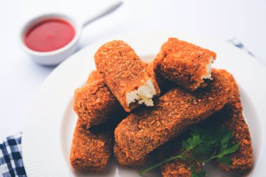 Kurkuri paneer parmak veya pakora / pakoda aperatifler de Crispy Cottage Peynir Barlar olarak bilinen, bir marş olarak domates ketçap ile servis. seçici odaklama