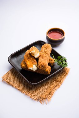 Kurkuri paneer parmak veya pakora / pakoda aperatifler de Crispy Cottage Peynir Barlar olarak bilinen, bir marş olarak domates ketçap ile servis. seçici odaklama