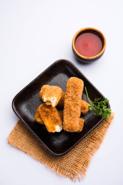 Kurkuri paneer parmak veya pakora / pakoda aperatifler de Crispy Cottage Peynir Barlar olarak bilinen, bir marş olarak domates ketçap ile servis. seçici odaklama