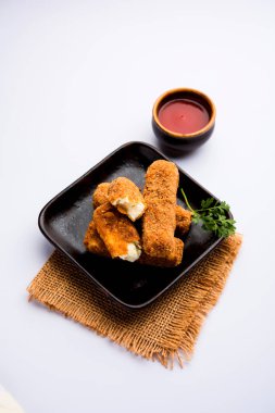 Kurkuri paneer parmak veya pakora / pakoda aperatifler de Crispy Cottage Peynir Barlar olarak bilinen, bir marş olarak domates ketçap ile servis. seçici odaklama