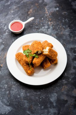 Kurkuri paneer parmak veya pakora / pakoda aperatifler de Crispy Cottage Peynir Barlar olarak bilinen, bir marş olarak domates ketçap ile servis. seçici odaklama