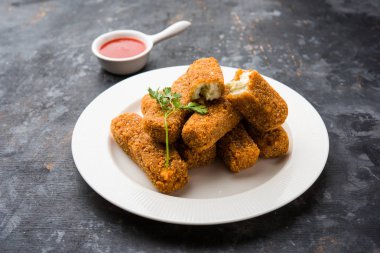 Kurkuri paneer parmak veya pakora / pakoda aperatifler de Crispy Cottage Peynir Barlar olarak bilinen, bir marş olarak domates ketçap ile servis. seçici odaklama
