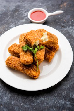 Kurkuri paneer parmak veya pakora / pakoda aperatifler de Crispy Cottage Peynir Barlar olarak bilinen, bir marş olarak domates ketçap ile servis. seçici odaklama