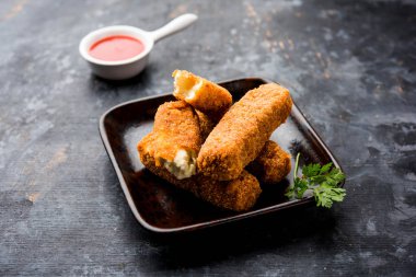 Kurkuri paneer parmak veya pakora / pakoda aperatifler de Crispy Cottage Peynir Barlar olarak bilinen, bir marş olarak domates ketçap ile servis. seçici odaklama