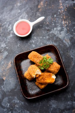 Kurkuri paneer parmak veya pakora / pakoda aperatifler de Crispy Cottage Peynir Barlar olarak bilinen, bir marş olarak domates ketçap ile servis. seçici odaklama