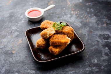 Kurkuri paneer parmak veya pakora / pakoda aperatifler de Crispy Cottage Peynir Barlar olarak bilinen, bir marş olarak domates ketçap ile servis. seçici odaklama