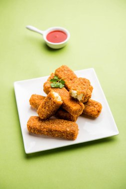 Kurkuri paneer parmak veya pakora / pakoda aperatifler de Crispy Cottage Peynir Barlar olarak bilinen, bir marş olarak domates ketçap ile servis. seçici odaklama
