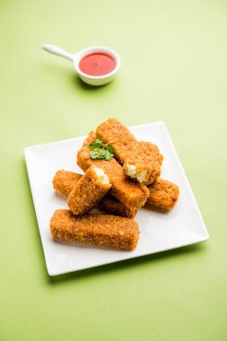 Kurkuri paneer parmak veya pakora / pakoda aperatifler de Crispy Cottage Peynir Barlar olarak bilinen, bir marş olarak domates ketçap ile servis. seçici odaklama