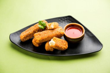 Kurkuri paneer parmak veya pakora / pakoda aperatifler de Crispy Cottage Peynir Barlar olarak bilinen, bir marş olarak domates ketçap ile servis. seçici odaklama