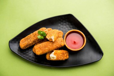 Kurkuri paneer parmak veya pakora / pakoda aperatifler de Crispy Cottage Peynir Barlar olarak bilinen, bir marş olarak domates ketçap ile servis. seçici odaklama