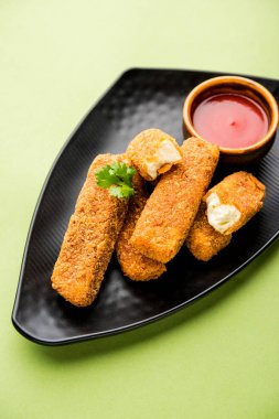 Kurkuri paneer parmak veya pakora / pakoda aperatifler de Crispy Cottage Peynir Barlar olarak bilinen, bir marş olarak domates ketçap ile servis. seçici odaklama
