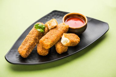 Kurkuri paneer parmak veya pakora / pakoda aperatifler de Crispy Cottage Peynir Barlar olarak bilinen, bir marş olarak domates ketçap ile servis. seçici odaklama