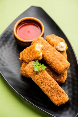 Kurkuri paneer parmak veya pakora / pakoda aperatifler de Crispy Cottage Peynir Barlar olarak bilinen, bir marş olarak domates ketçap ile servis. seçici odaklama