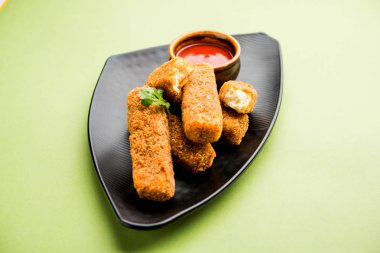 Kurkuri paneer parmak veya pakora / pakoda aperatifler de Crispy Cottage Peynir Barlar olarak bilinen, bir marş olarak domates ketçap ile servis. seçici odaklama