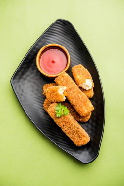Kurkuri paneer parmak veya pakora / pakoda aperatifler de Crispy Cottage Peynir Barlar olarak bilinen, bir marş olarak domates ketçap ile servis. seçici odaklama