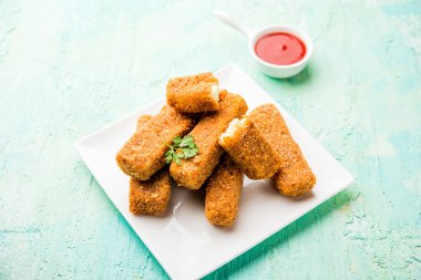 Kurkuri paneer parmak veya pakora / pakoda aperatifler de Crispy Cottage Peynir Barlar olarak bilinen, bir marş olarak domates ketçap ile servis. seçici odaklama