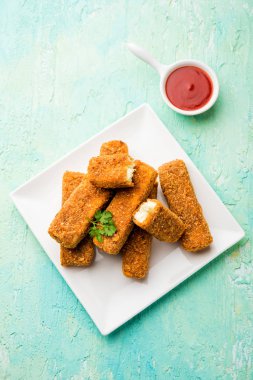 Kurkuri paneer parmak veya pakora / pakoda aperatifler de Crispy Cottage Peynir Barlar olarak bilinen, bir marş olarak domates ketçap ile servis. seçici odaklama