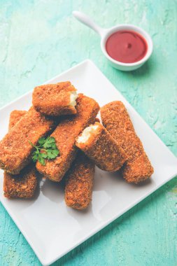 Kurkuri paneer parmak veya pakora / pakoda aperatifler de Crispy Cottage Peynir Barlar olarak bilinen, bir marş olarak domates ketçap ile servis. seçici odaklama