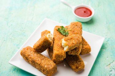 Kurkuri paneer parmak veya pakora / pakoda aperatifler de Crispy Cottage Peynir Barlar olarak bilinen, bir marş olarak domates ketçap ile servis. seçici odaklama