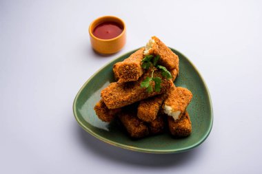 Kurkuri paneer parmak veya pakora / pakoda aperatifler de Crispy Cottage Peynir Barlar olarak bilinen, bir marş olarak domates ketçap ile servis. seçici odaklama