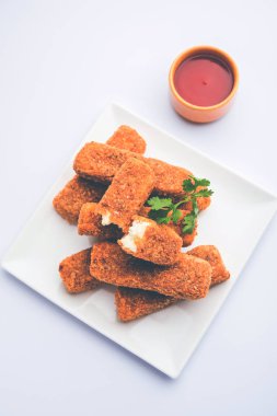 Kurkuri paneer parmak veya pakora / pakoda aperatifler de Crispy Cottage Peynir Barlar olarak bilinen, bir marş olarak domates ketçap ile servis. seçici odaklama