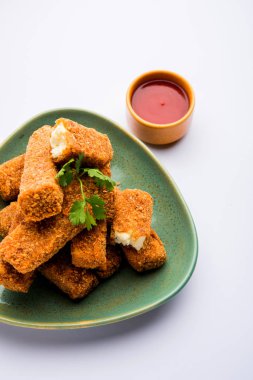 Kurkuri paneer parmak veya pakora / pakoda aperatifler de Crispy Cottage Peynir Barlar olarak bilinen, bir marş olarak domates ketçap ile servis. seçici odaklama