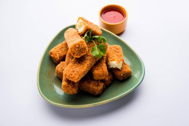 Kurkuri paneer parmak veya pakora / pakoda aperatifler de Crispy Cottage Peynir Barlar olarak bilinen, bir marş olarak domates ketçap ile servis. seçici odaklama