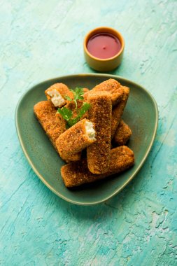 Kurkuri paneer parmak veya pakora / pakoda aperatifler de Crispy Cottage Peynir Barlar olarak bilinen, bir marş olarak domates ketçap ile servis. seçici odaklama