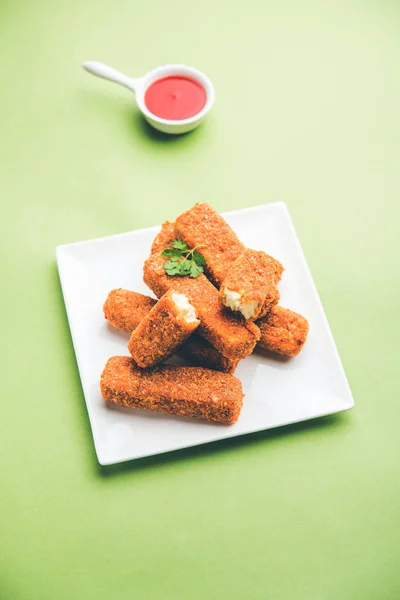 Kurkuri Paneer 手指或 Pakora Pakoda 小吃也被称为脆皮小屋奶酪棒 配以番茄酱作为开胃菜 选择性聚焦 — 图库照片