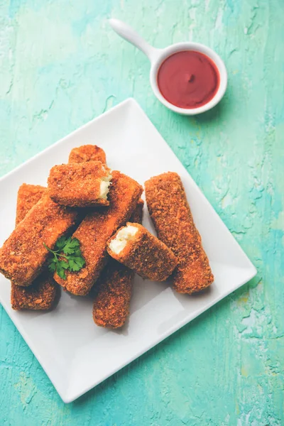 Kurkuri paneer parmak veya pakora / pakoda aperatifler de Crispy Cottage Peynir Barlar olarak bilinen, bir marş olarak domates ketçap ile servis. seçici odaklama