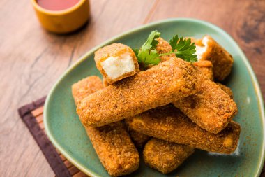 Kurkuri paneer parmak veya pakora / pakoda aperatifler de Crispy Cottage Peynir Barlar olarak bilinen, bir marş olarak domates ketçap ile servis. seçici odaklama