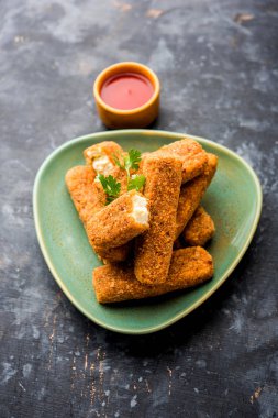 Kurkuri paneer parmak veya pakora / pakoda aperatifler de Crispy Cottage Peynir Barlar olarak bilinen, bir marş olarak domates ketçap ile servis. seçici odaklama
