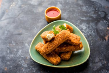 Kurkuri paneer parmak veya pakora / pakoda aperatifler de Crispy Cottage Peynir Barlar olarak bilinen, bir marş olarak domates ketçap ile servis. seçici odaklama