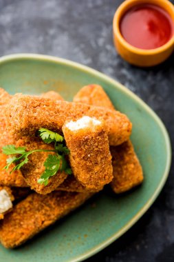 Kurkuri paneer parmak veya pakora / pakoda aperatifler de Crispy Cottage Peynir Barlar olarak bilinen, bir marş olarak domates ketçap ile servis. seçici odaklama