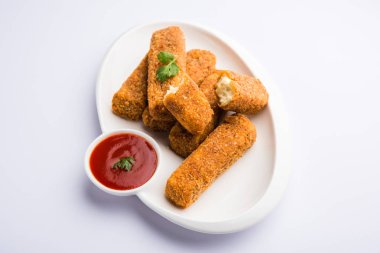 Kurkuri paneer parmak veya pakora / pakoda aperatifler de Crispy Cottage Peynir Barlar olarak bilinen, bir marş olarak domates ketçap ile servis. seçici odaklama