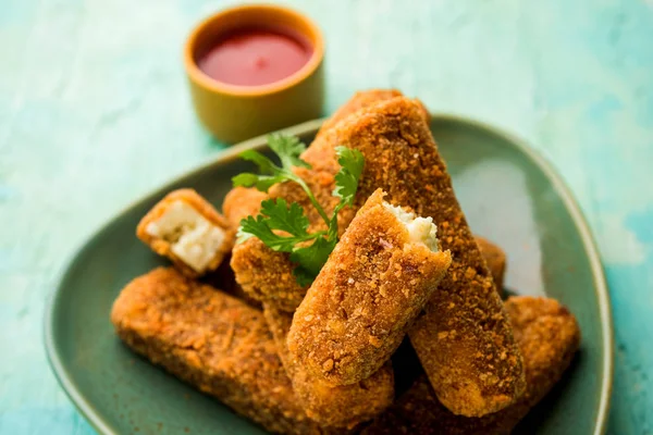 Kurkuri paneer parmak veya pakora / pakoda aperatifler de Crispy Cottage Peynir Barlar olarak bilinen, bir marş olarak domates ketçap ile servis. seçici odaklama