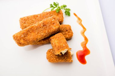 Kurkuri paneer parmak veya pakora / pakoda aperatifler de Crispy Cottage Peynir Barlar olarak bilinen, bir marş olarak domates ketçap ile servis. seçici odaklama