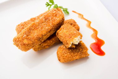 Kurkuri paneer parmak veya pakora / pakoda aperatifler de Crispy Cottage Peynir Barlar olarak bilinen, bir marş olarak domates ketçap ile servis. seçici odaklama