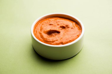 Peri Peri Sos bir kase, aslen Portekiz, piri piri veya Afrika kuş bakışı biber kullanılarak yapılan bir sıcak sos. seçici odaklama