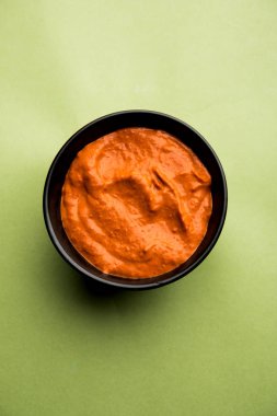 Peri Peri Sos bir kase, aslen Portekiz, piri piri veya Afrika kuş bakışı biber kullanılarak yapılan bir sıcak sos. seçici odaklama