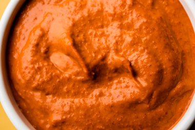 Peri Peri Sos bir kase, aslen Portekiz, piri piri veya Afrika kuş bakışı biber kullanılarak yapılan bir sıcak sos. seçici odaklama