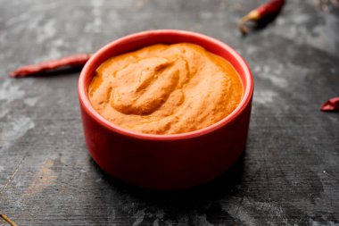 Peri Peri Sos bir kase, aslen Portekiz, piri piri veya Afrika kuş bakışı biber kullanılarak yapılan bir sıcak sos. seçici odaklama