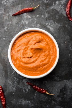 Peri Peri Sos bir kase, aslen Portekiz, piri piri veya Afrika kuş bakışı biber kullanılarak yapılan bir sıcak sos. seçici odaklama