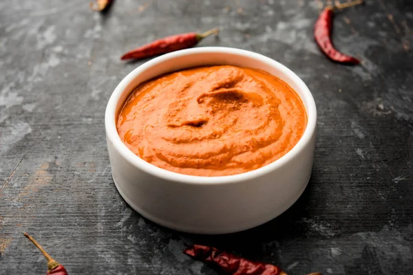 Peri Peri Sos bir kase, aslen Portekiz, piri piri veya Afrika kuş bakışı biber kullanılarak yapılan bir sıcak sos. seçici odaklama