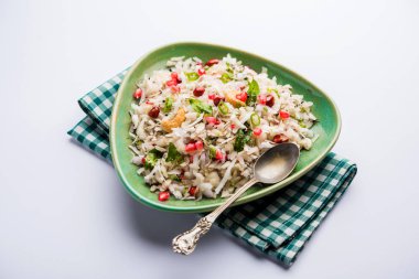 Dapde Pohe, ince poha ve taze hindistan cevizi ile biber, yer fıstığı ve fındık ile yapılan tipik bir Maharashtrian kahvaltı. bir kase veya tabakta servis edilir. seçici odaklama