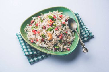 Dapde Pohe, ince poha ve taze hindistan cevizi ile biber, yer fıstığı ve fındık ile yapılan tipik bir Maharashtrian kahvaltı. bir kase veya tabakta servis edilir. seçici odaklama