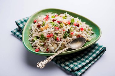 Dapde Pohe, ince poha ve taze hindistan cevizi ile biber, yer fıstığı ve fındık ile yapılan tipik bir Maharashtrian kahvaltı. bir kase veya tabakta servis edilir. seçici odaklama