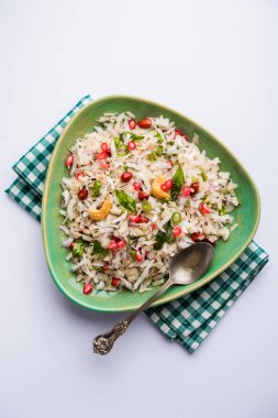 Dapde Pohe, ince poha ve taze hindistan cevizi ile biber, yer fıstığı ve fındık ile yapılan tipik bir Maharashtrian kahvaltı. bir kase veya tabakta servis edilir. seçici odaklama